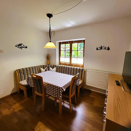 Haus Hoerterer | Chiemgau Karte בית הארחה *